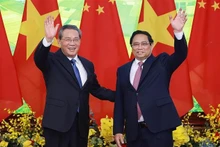 El primer ministro vietnamita, Pham Minh Chinh, y su par chino, Li Qiang, se toman una fotografía juntos antes de las conversaciones. (Foto: VNA)