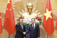 El presidente de la Asamblea Nacional de Vietnam, Tran Thanh Man, (Derecha) y el primer ministro chino, Li Qiang (Foto: VNA)