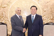 Nguyen Trong Nghia, miembro del Buró Político, secretario del Comité Central del Partido Comunista de Vietnam y presidente de su Comisión de Información y Educación, y Mustapha El Ktiri, alto comisionado para los ex combatientes de la Resistencia y ex miembros del Ejército de Liberación de Marruecos. (Foto: VNA)