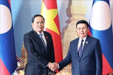 El presidente de la Asamblea Nacional de Laos, Saysomphone Phomvihane, preside la ceremonia de bienvenida a su homólogo vietnamita, Tran Thanh Man. (Foto: VNA)