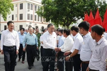 El secretario general del Partido Comunista y presidente To Lam con los votantes de la provincia de Hung Yen. (Foto: VNA)