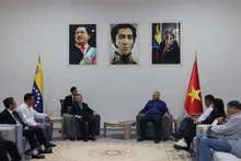 El primer vicepresidente del PSUV y vicepresidente sectorial de Política, Seguridad Ciudadana y Paz, Diosdado Cabello Rondón, recibe a la delegación de Quang Nam. (Foto: VNA)