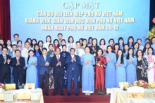 [Foto] Primer ministro vietnamita visita Academia de Mujeres de Vietnam