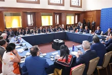El secretario general del Partido Comunista y presidente de Vietnam, To Lam, conversa con expertos y académicos en la Universidad de Columbia. (Foto: VNA)