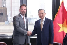 El secretario general del Partido Comunista y presidente de Vietnam, To Lam (derecha), recibe a Nick Ammann, vicepresidente de Apple. (Foto: VNA)