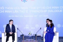 La viceministra de Relaciones Exteriores de Vietnam, Nguyen Minh Hang, (derecha) recibe al vicealcalde de la ciudad china de Chongqing, Zheng Xiangdong. (Foto: VNA)