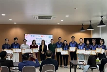 La embajada de Vietnam y representantes del Grupo CP entregan reconocimiento a los estudiantes más destacados. (Foto: VNA)
