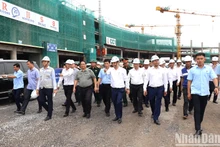 El primer ministro Pham Minh Chinh inspecciona el progreso de la terminal de pasajeros del aeropuerto de Long Thanh.