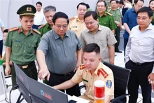 El primer ministro Pham Minh Chinh visita el Centro de Información del Comando de la Policía.(Foto: VNA)
