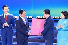 El primer ministro Pham Minh Chinh entrega el plan maestro provincial para 2021-2030 con una visión hacia 2050. (Foto: VNA)
