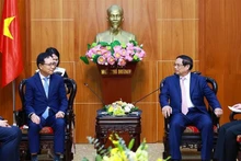 El primer ministro Pham Minh Chinh recibe al director general de Samsung Vietnam, Choi Joo Ho. (Foto: VNA)