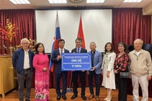 La embajada de Vietnam en Eslovaquia entrega los 17 mil 95 euros, donados por la comunidad vietnamita residente en ese país. (Foto: VNA)