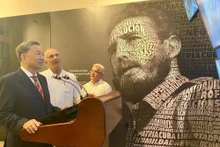 El camarada To Lam recorre el Centro Fidel Castro en La Habana, en el marco de su visita oficial a Cuba en su calidad de ministro de Seguridad Pública. (Foto: VNA)