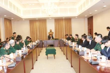 El secretario general del Partido Popular Revolucionario (PPRL) y presidente de Laos, Thongloun Sisoulith, recibe a la delegación vietnamita.. (Foto: VNA) 