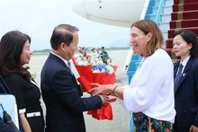 La presidenta del Senado de Australia, Sue Lines, llega a Hanói, iniciando su visita oficial a Vietnam del 24 al 30 de agosto. (Foto: VNA)