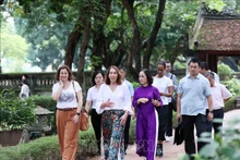 La presidenta del Senado de Australia, Sue Lines visita el Templo de Literatura. (Foto: VNA)