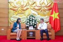 Phan Anh Son, presidente de VUFO (derecha) recibe a Ramla Khalidi, representante del PNUD en Vietnam. (Foto: thoidai.com.vn)