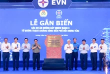 El primer ministro Pham Minh Chinh y los delegados realizan la ceremonia de colocación de cartel del proyecto. 