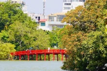Paisaje del lago Hoan Kiem cada vez que Hanói entra en los últimos días del otoño. (Foto: VNA)