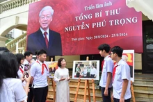 Los profesores y alumnos de la clase 9A9 de la escuela secundaria Ngo Si Lien, en el distrito de Hoan Kiem, en Hanói, organizan una clase extracurricular en la exposición fotográfica para conocer la vida y la obra del extinto líder. 