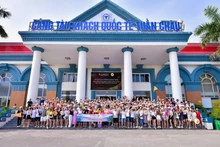 Los responsables del Servicio de Turismo de Quang Ninh ofrecen una calurosa bienvenida a los visitantes.