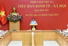 El primer ministro Pham Minh Chinh preside la reunión. 