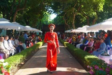 Presentan el Ao dai en la rueda de prensa. 