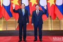 El presidente de la AN, Vuong Dinh Hue (Derecha), y el primer ministro de Laos, Sonexay Siphandone.