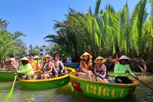 Turistas españoles visitan el bosque de cocos de Bay Mau en Hoi An.