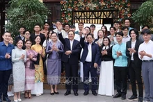 El primer ministro vietnamita, Pham Minh Chinh, su par laosiano, Sonexay Siphandone, sus esposas y estudiantes de ambos países. (Foto: VNA)