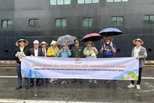 Acto de bienvenida a turistas a Da Nang con motivo del nuevo año 2024. (Foto: VNA)