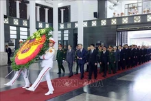 Una delegación del Comité Central del Partido Comunista de Vietnam, encabezada por el secretario general To Lam, rinde homenaje al general Nguyen Quyet. (Foto: VNA)