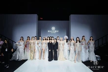 Las diseñadoras vietnamitas Tra Linh y Viet Trinh en un acto de presentación en Shanghai, China. (Foto: VNA)