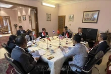 El embajador de Vietnam en Daca, Nguyen Manh Cuong, preside la reunión. (Foto: VNA)
