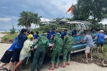 Los jóvenes del distrito de Lien Chieu de la ciudad de Da Nang apoyan a los pescadores locales. (Foto: VNA)