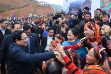 El primer ministro vietnamita Pham Minh Chinh y habitantes de Lang Nu. (Foto: Nhan Dan)