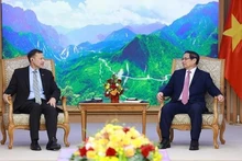 El primer ministro de Vietnam, Pham Minh Chinh (derecha), conversa con el saliente embajador de Australia en Hanói, Andrew Goledzinowski. (Foto: VNA)