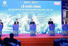 El primer ministro Pham Minh Chinh (En el centro) asiste a la ceremonia de inauguración de construcción de del proyecto de vivienda social Golden Square Lao Cai. (Foto: VNA)