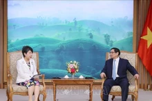 El primer ministro de Vietnam, Pham Minh Chinh (en la derecha), y la ministra nipona de Asuntos Exteriores, Kamikawa Yoko. (Fuente: VNA)