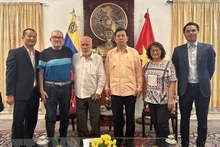 El embajador vietnamita Vu Trung My toma fotografía con guerrilleros venezolanos que participaron en la Operación Nguyen Van Troi. (Foto: Embajada de Vietnam en Venezuela)