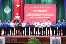 El primer ministro de Vietnam, Pham Minh Chinh, con votantes de la ciudad de Can Tho. (Fuente: VNA)