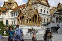 Visitan turistas rusos al Gran Palacio en Bangkok, Tailandia. (Foto: AFP/VNA)