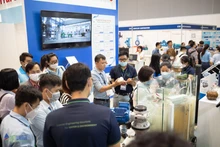 En la exposición. (congthuong.vn)