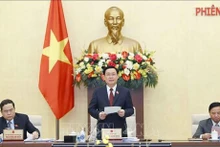 El presidente de la Asamblea Nacional de Vietnam, Vuong Dinh Hue, habla en una sesión de trabajo del Parlamento. (Foto: VNA)