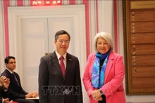 El embajador vietnamita, Pham Vinh Quang, y la gobernadora general de Canadá, Mary Jeannie May Simon. (Fuente: VNA)