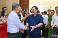 El presidente de la ANV, Vuong Dinh Hue, y los votantes residenes en el distrito de Do Son.