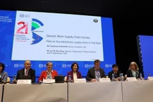 La embajadora Le Thi Tuyet Mai (cuarta desde la izquierda) y oradores en el evento. (Fotografía: VNA)