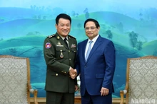 El primer ministro Pham Minh Chinh recibe al general Vong Pisen, comandante en jefe de las Fuerzas Armadas Reales de Camboya. 