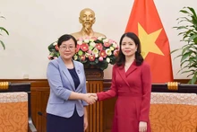 La vicecanciller vietnamita Nguyen Minh Hang recibe a la vicealcaldesa de Chongqing, Zhang Guozhi. (Foto: VNA)