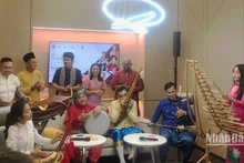 Artistas de C Asean Consonant actúan en la rueda de prensa para anunciar sobre la noche musical. 